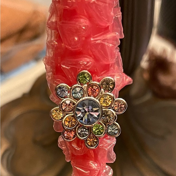 Flower shape crystal ring. - Picture 2 of 4